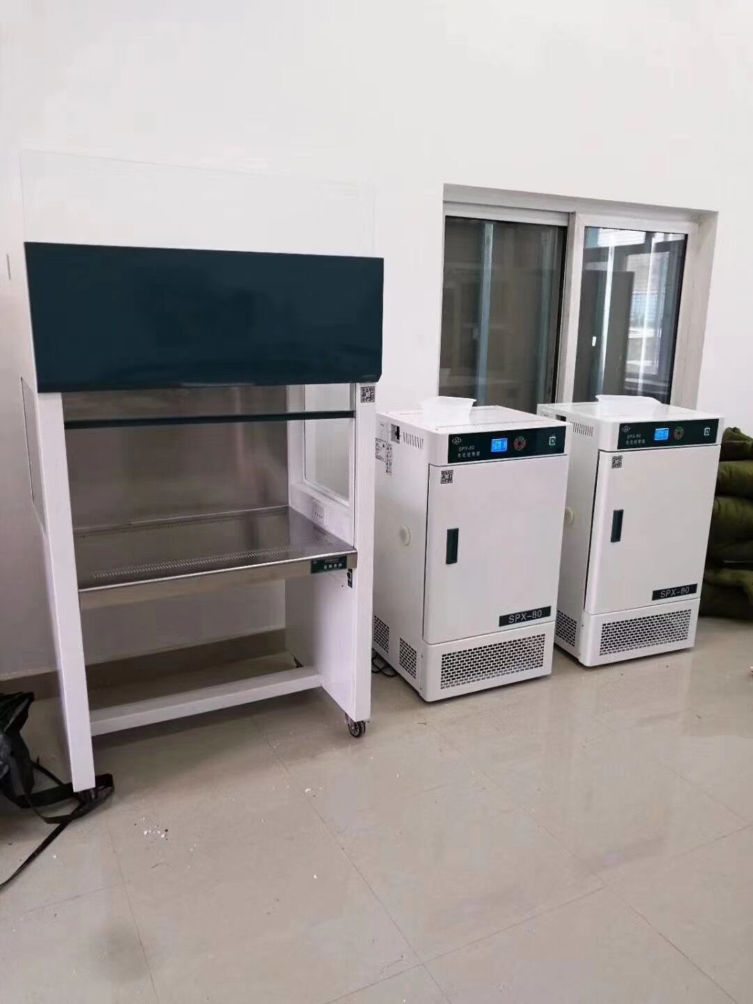Laboratory vertical and horizontal air supply class 100 laminar flow cabinet