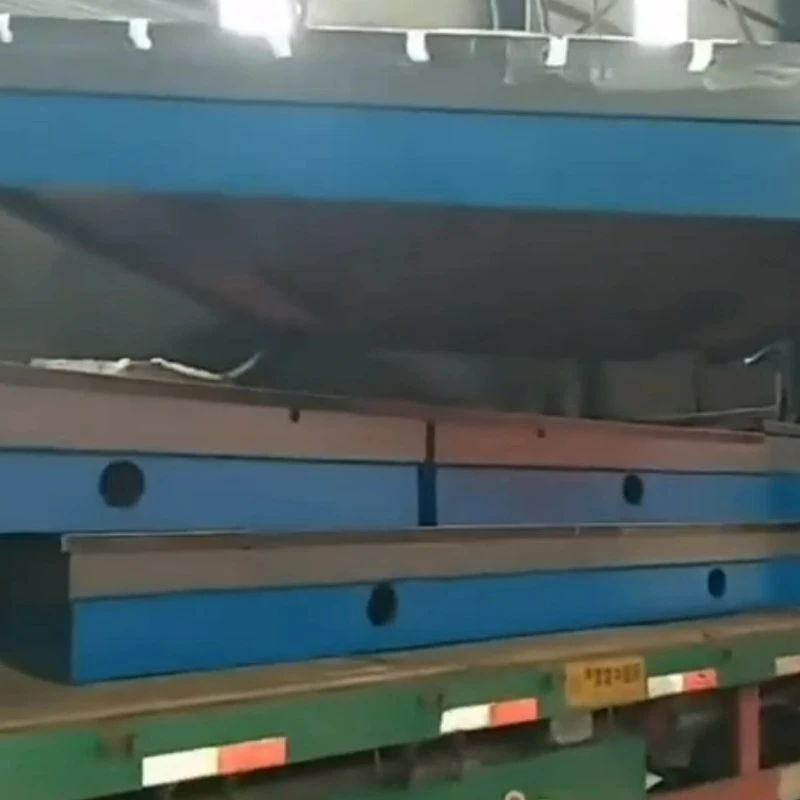 চালানের জন্য আটটি কাস্ট আয়রন প্ল্যাটফর্ম গাড়িতে লোড করা হচ্ছে