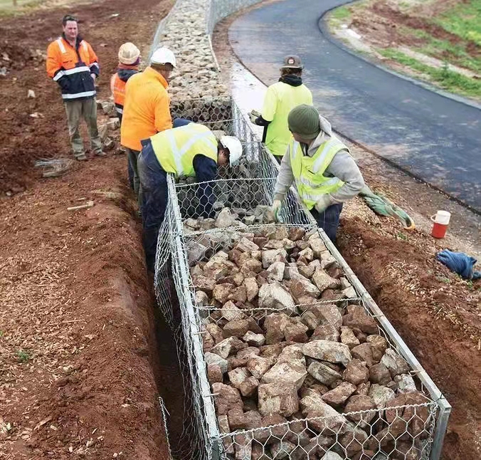 Metode konstruksi perlindungan lereng jaring sangkar batu