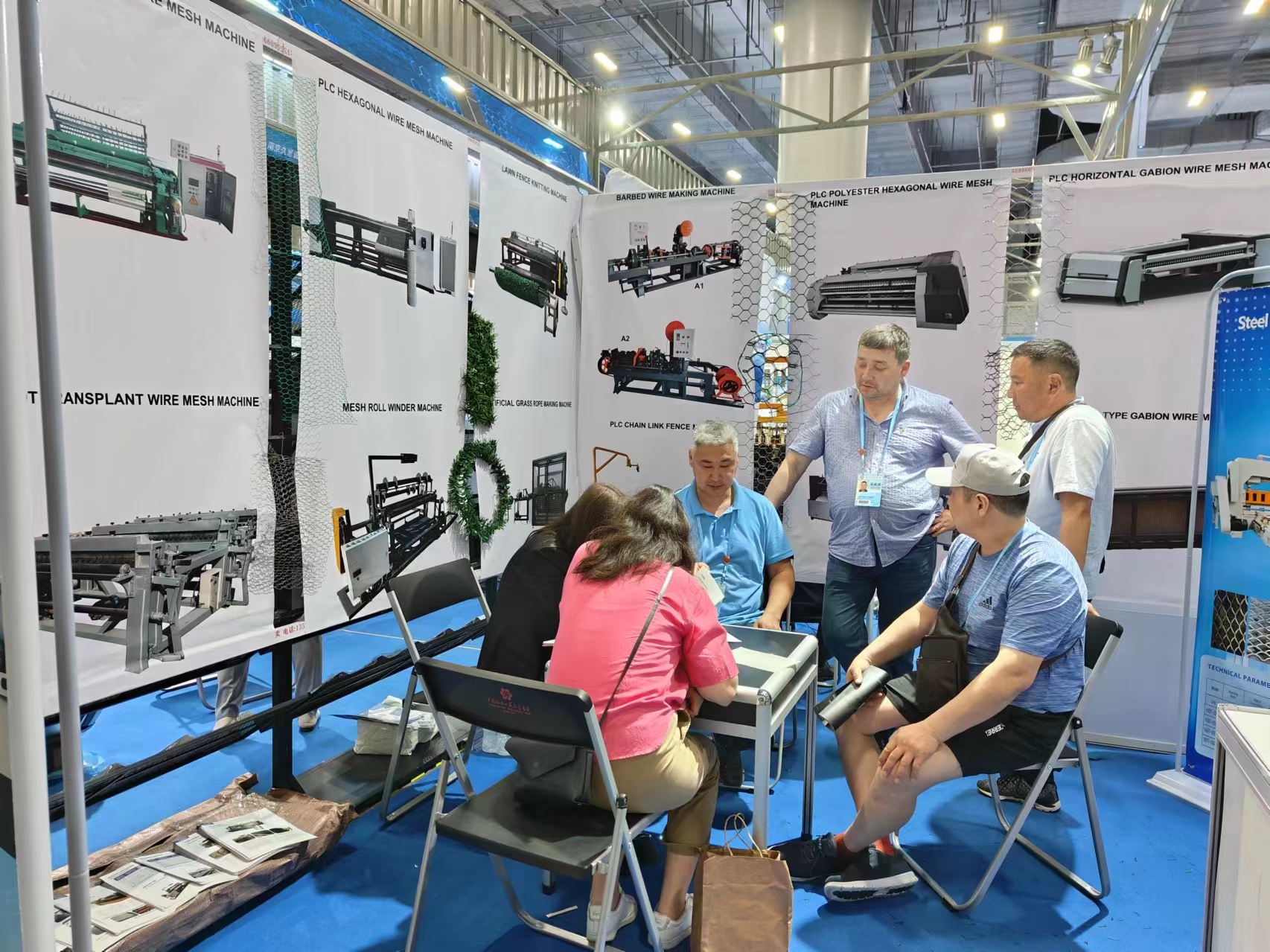 The 135th Canton Fair is very lively in progress, welcome friends to the booth to negotiate business.