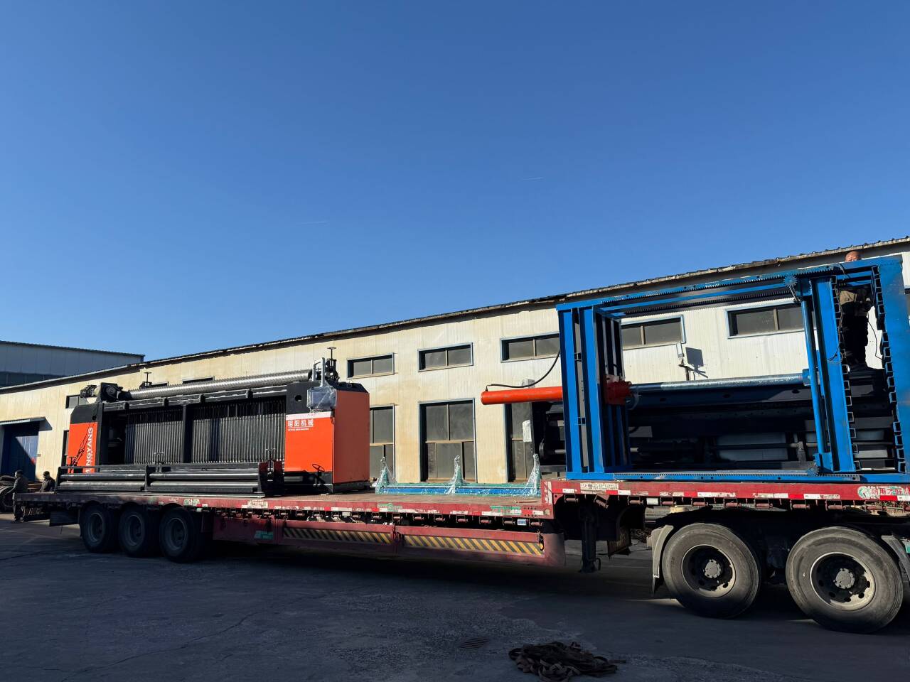 春節連休後に初出荷されたPLC重量型蛇籠金網機