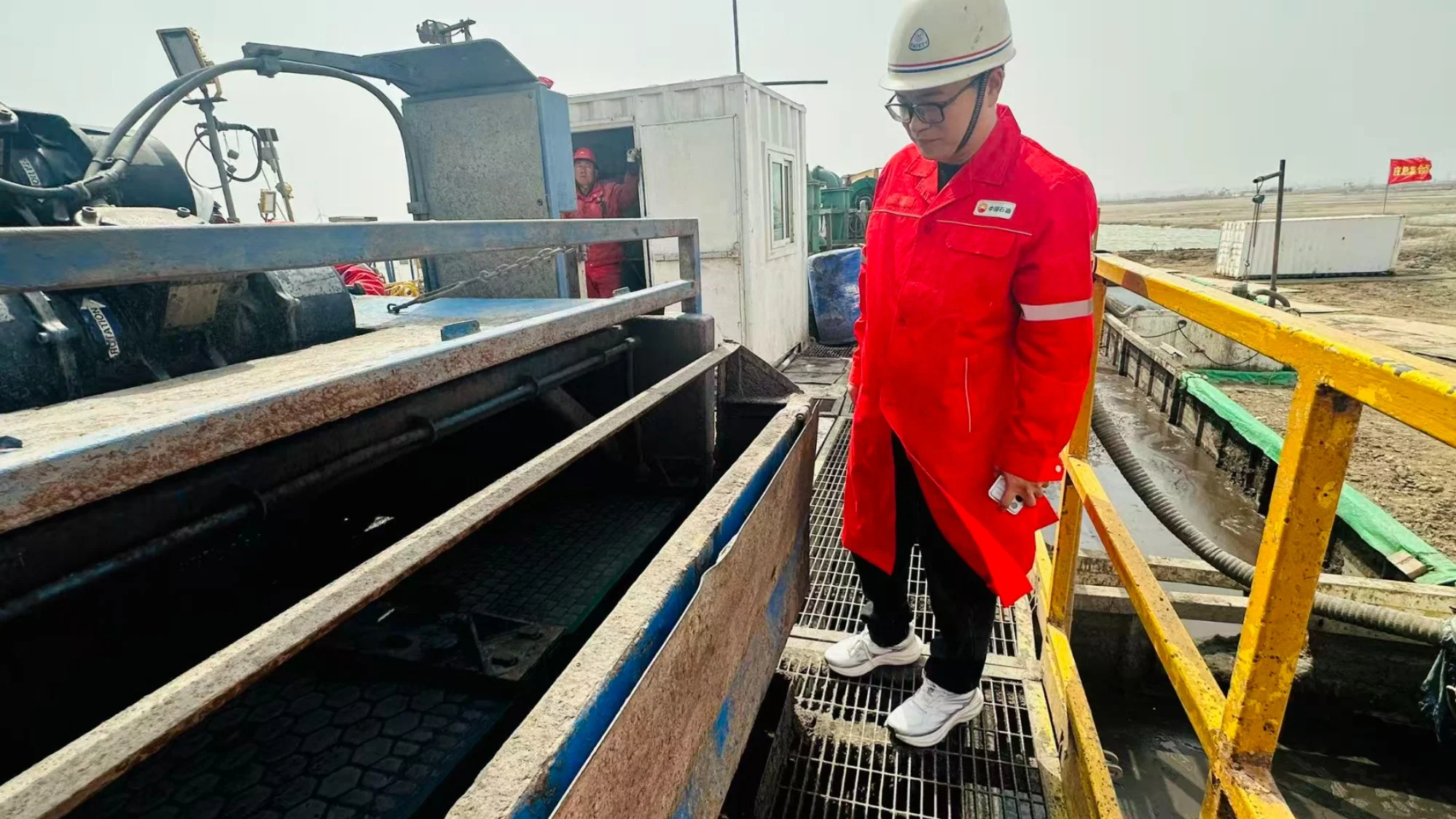 2026-04-08 HEBEI FANGTE visited the field of CNPC to check our replacement shale shaker screens working situation