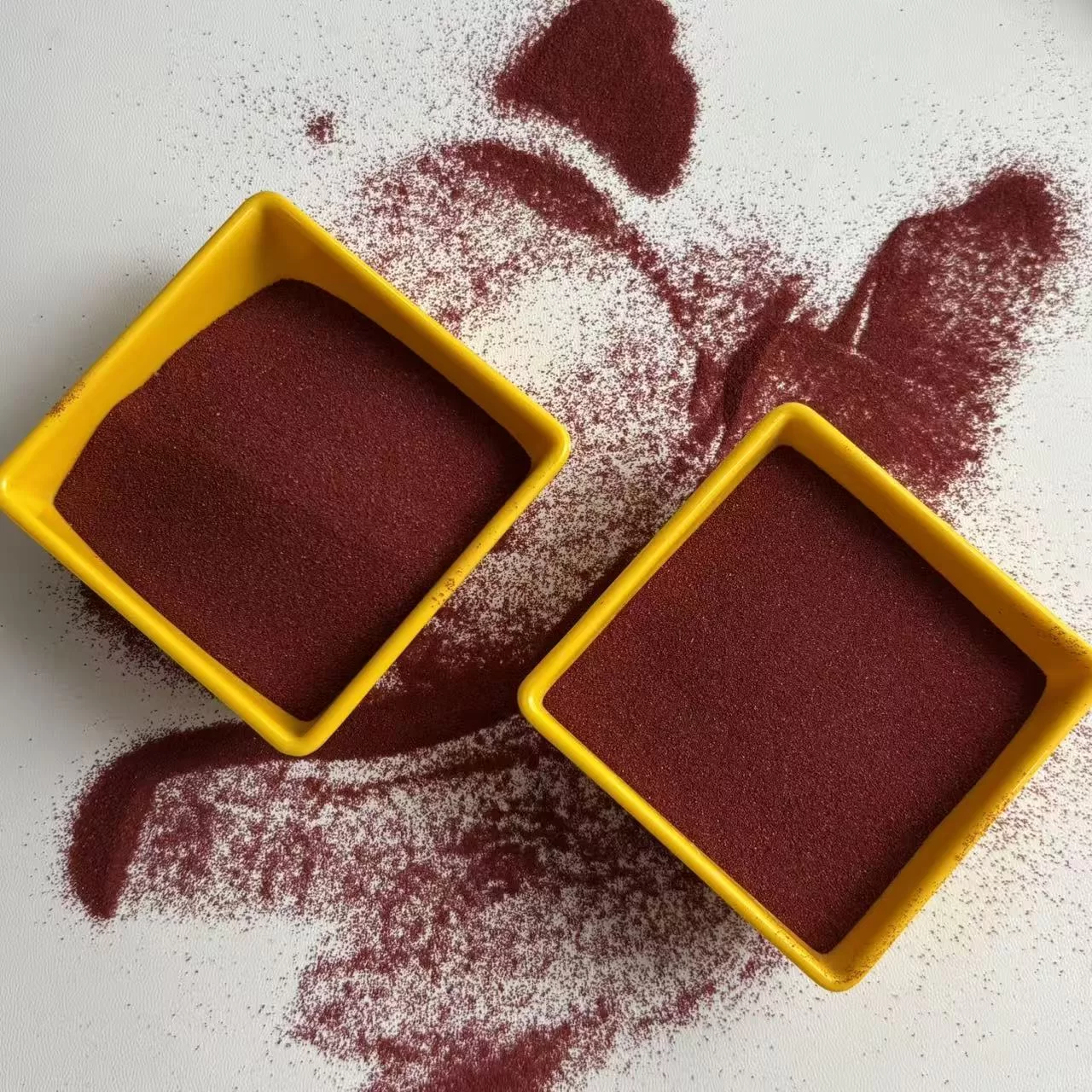 Bei hohen Temperaturen gesinterter, lichtbeständiger farbiger Sand