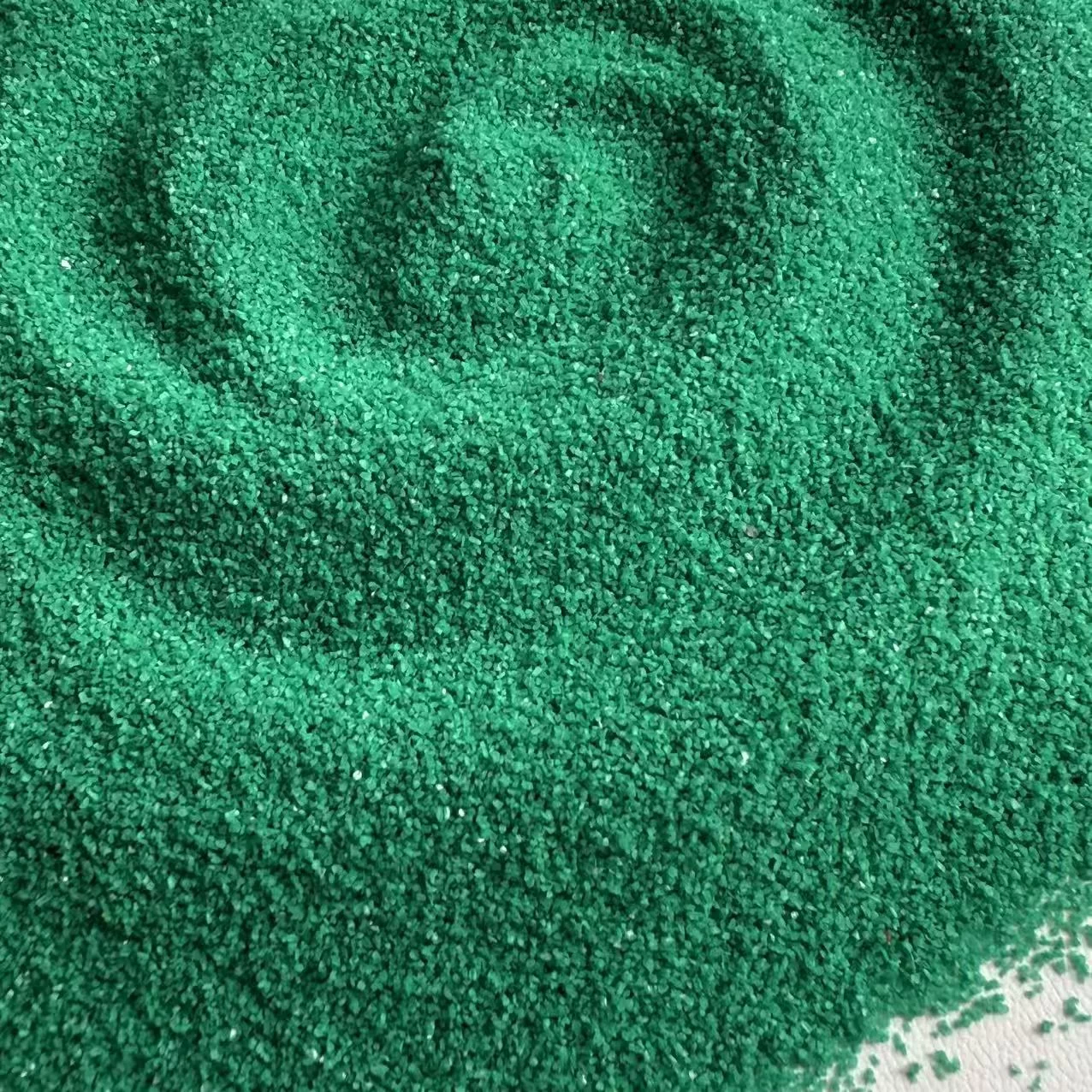 Bei hohen Temperaturen gesinterter, lichtbeständiger farbiger Sand