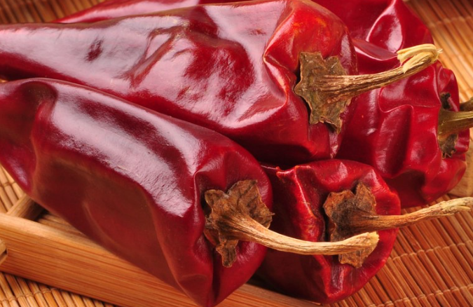 บดฝักพริกแดงแห้งให้เป็นส่วนผสมเครื่องเทศแบบกำหนดเอง