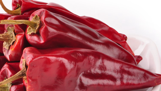 ເອົາຝັກຫມາກພິກແດງຕາກແຫ້ງເຂົ້າໄປໃນເຄື່ອງເທດປະສົມ