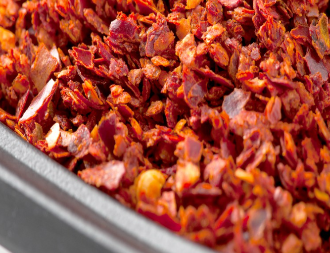 गरम मिर्च फ्लेक्स गोचुगारू बिबिम्बप चटनी में