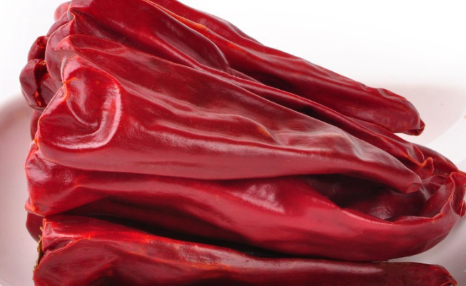 अधिकतम स्वाद के रिटेन खातिर सूखे मिर्च के संग्रहण