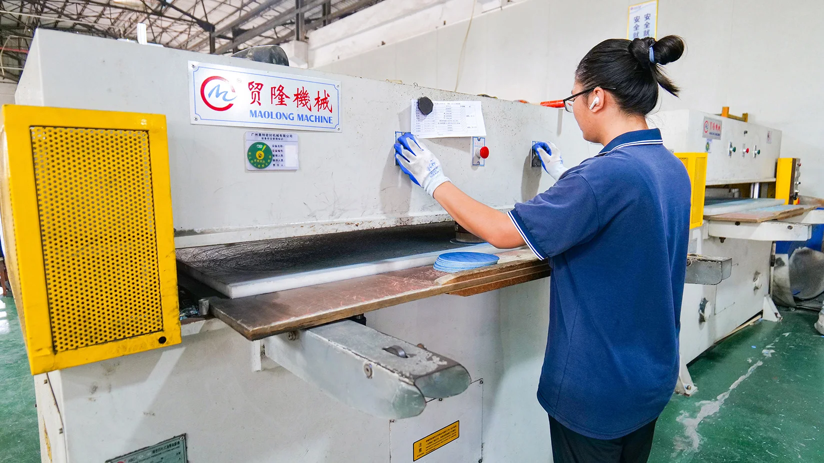 Non-asbestos gasket manufacturing - Cutting on the surface hydraulic pressure cutting machine