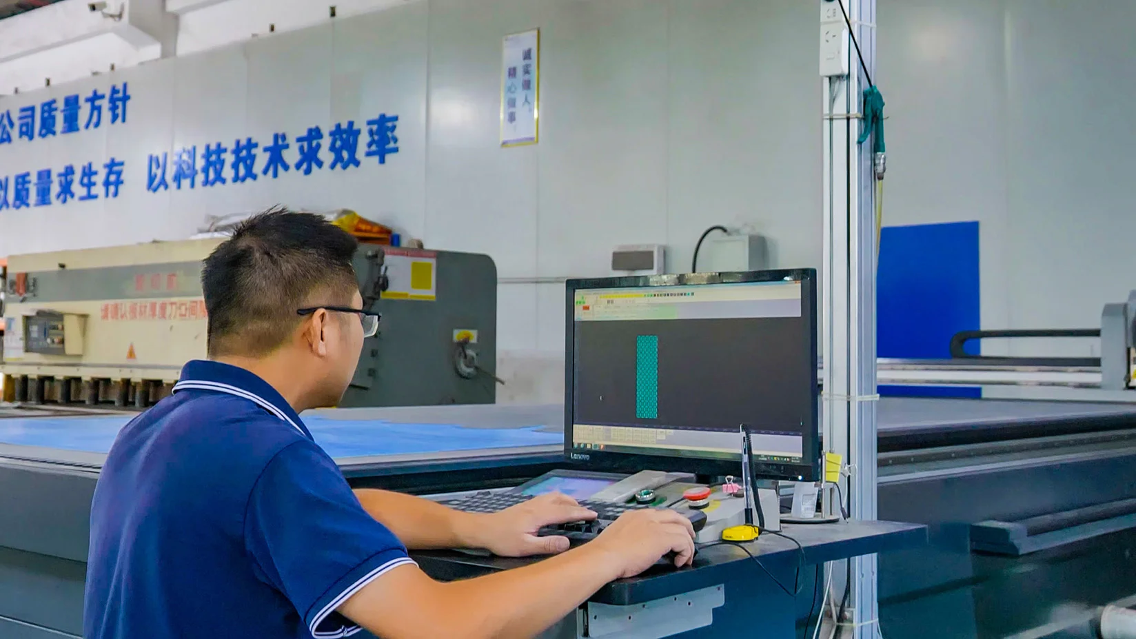 Non-asbestos gasket manufacturing - Drawing on the computer of the vibrating blade cutting machine