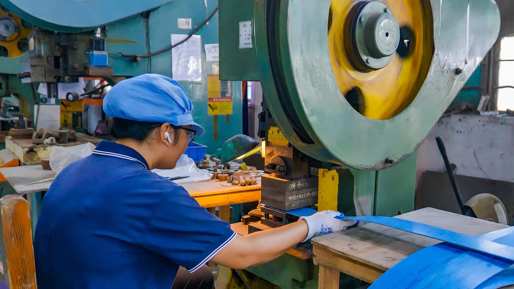 Non-asbestos gasket manufacturing - Punching on the punching machine