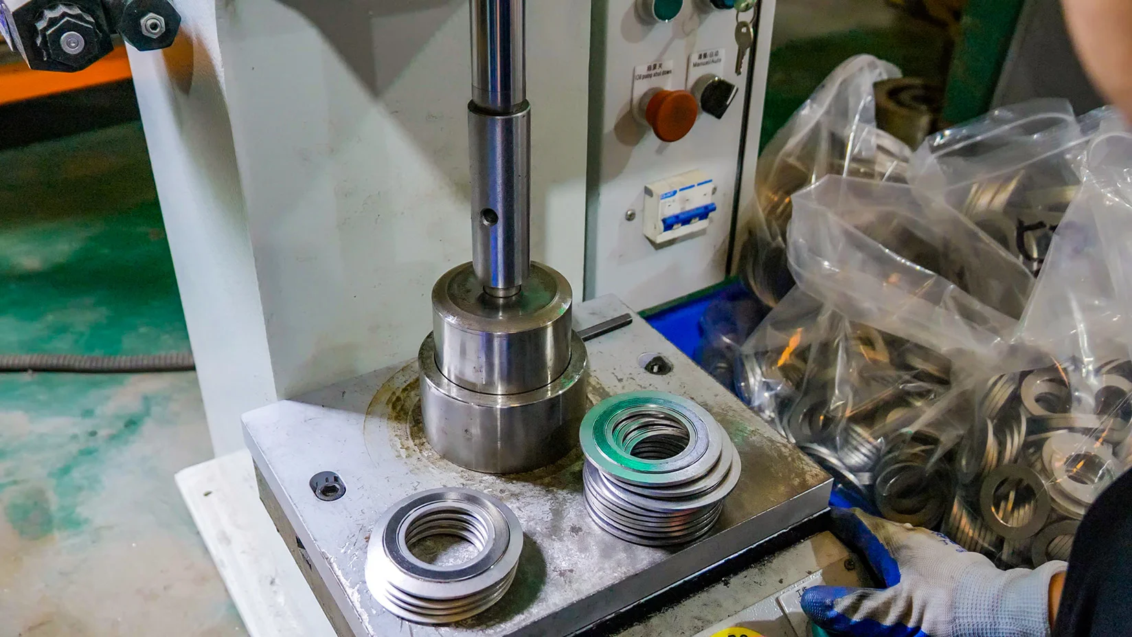 Spiral wound gasket manufacturing - Pressing on the pressing machine