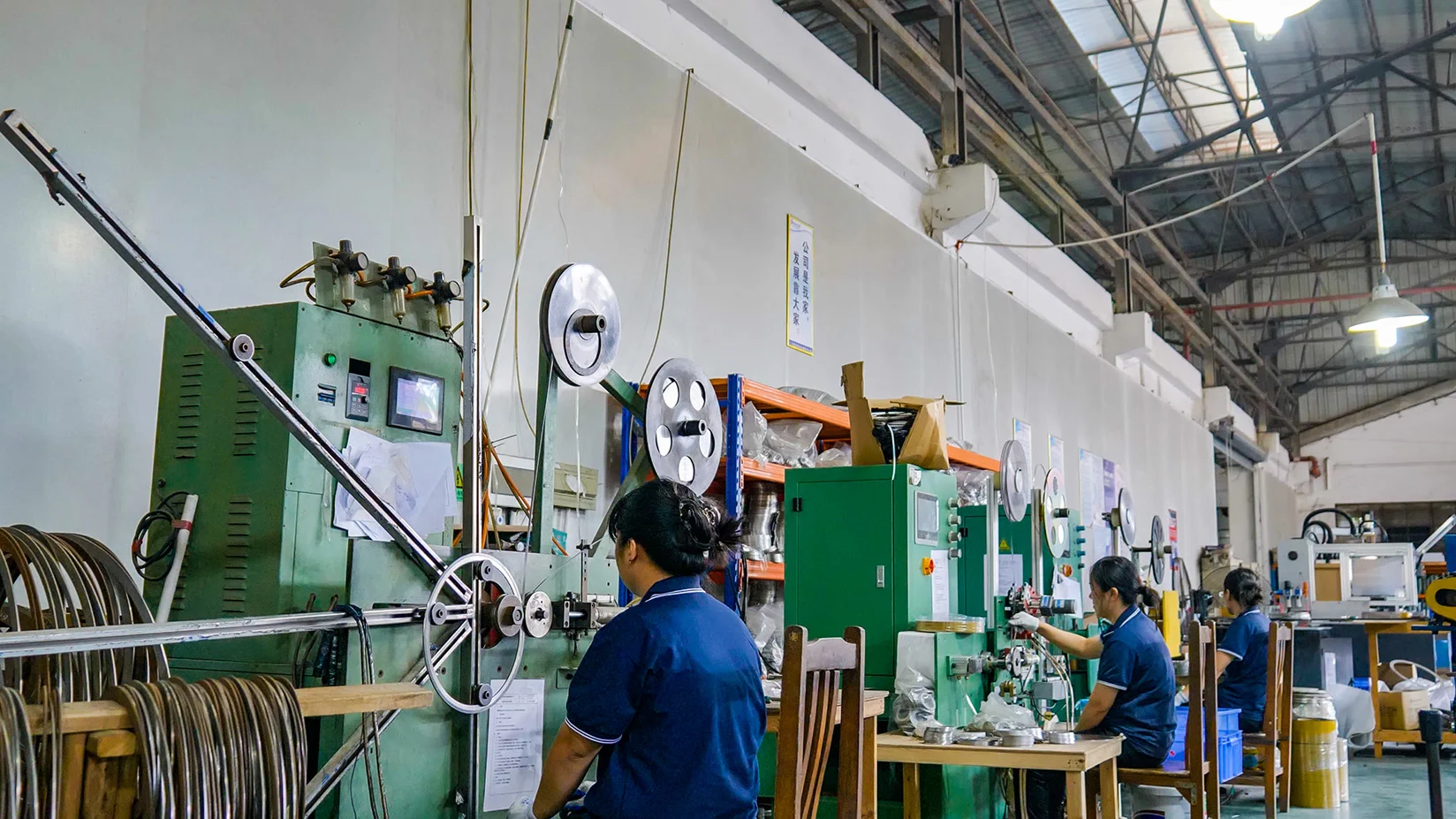 Spiral wound gasket manufacturing - Winding the metal strip together with the filler