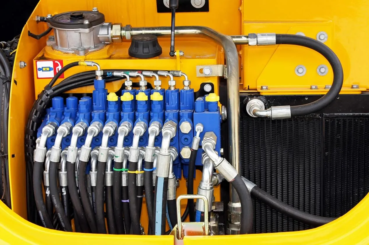 What is the general service life of hydraulic hoses and the factors that affect their lifespan