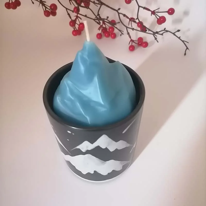 Maßgeschneiderte Skiwachskerzen in Bergform