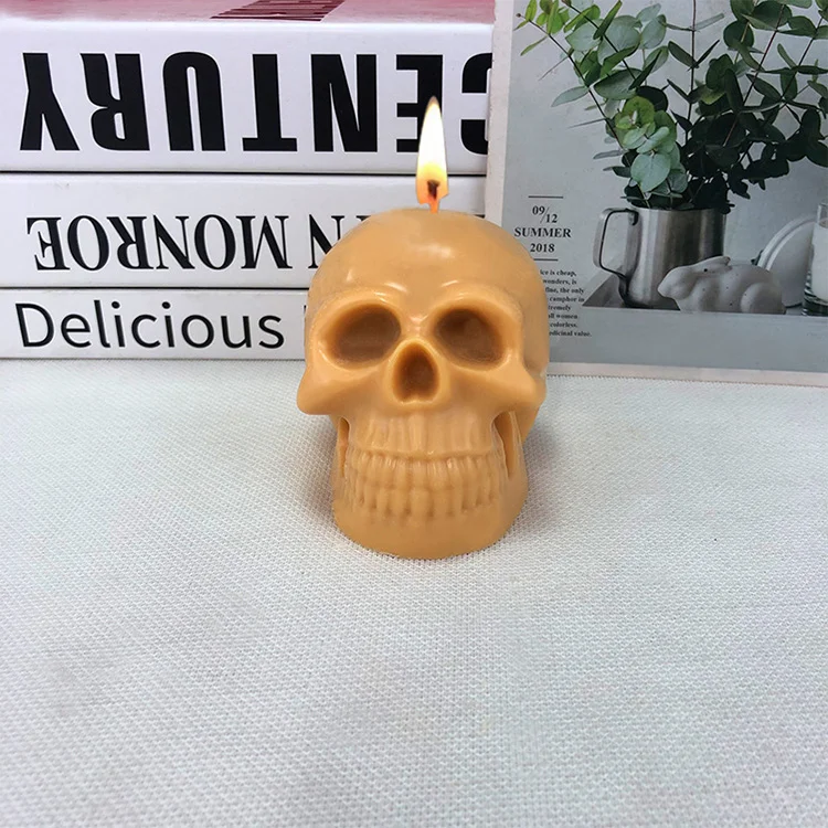 Kerzen in Totenkopfform für das HAlleoween-Festival.