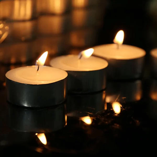 Schnell schmelzende NotfAlle-Teelichtkerzen – Großpackung mit weißem Paraffin