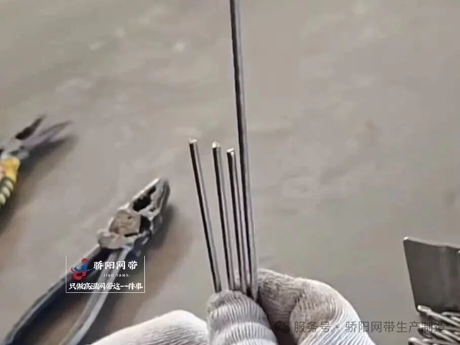 How To Accurately Connect The Herringbone Mesh Belt And Blocking Plate?