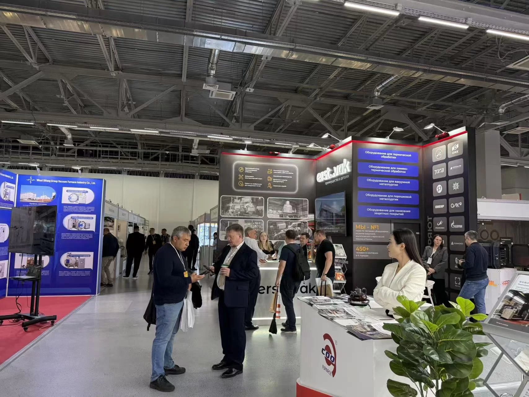 Edge hooking mesh belt